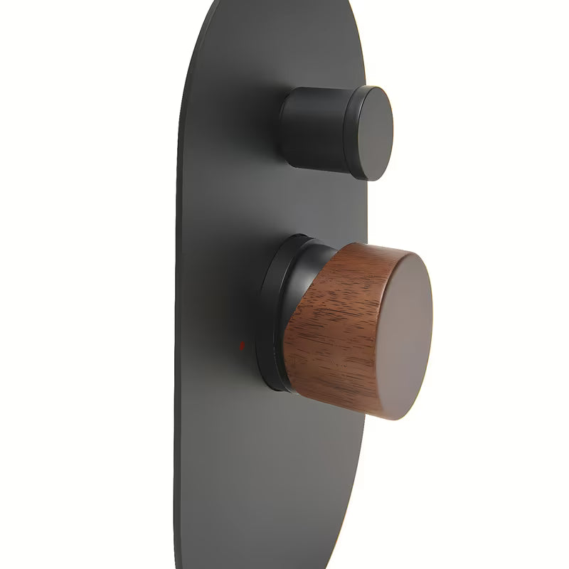 Podometna enoročna armatura za tuš SAT Fusion s mat površinom i ručicom u dekoru tamnog drva.