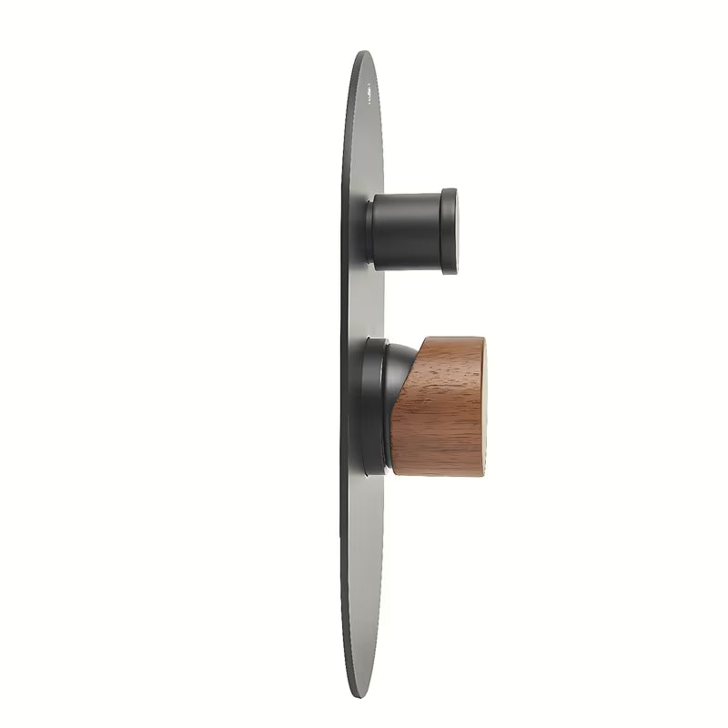 Podometna enoročna armatura za tuš SAT Fusion s mat površinom i ručicom u dekoru tamnog drva.