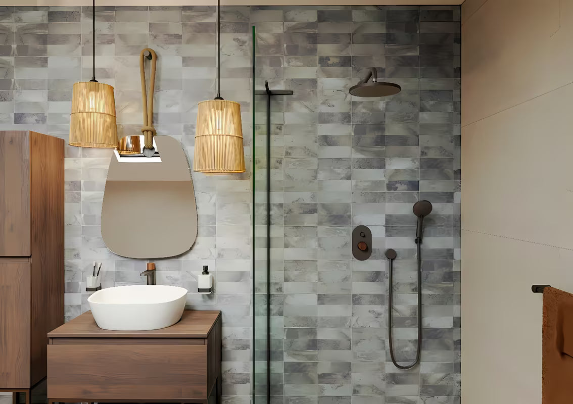 Podometna enoročna armatura za tuš SAT Fusion s mat površinom i ručicom u dekoru tamnog drva.