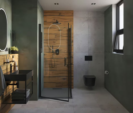 Svijetlosiva kopalniška preproga SAT Infinitio s mekanim dugim vlaknima i protukliznim donjim slojem.