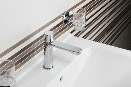 Kromirana armatura za umivalnik SAT Fusion s ručicom od bijelog stakla i štedljivim perlatorom
