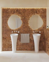 Samostoječi  keramički umivaonik SAT Fusion u bijeloj boji, promjera 42,5 cm i visine 95 cm.