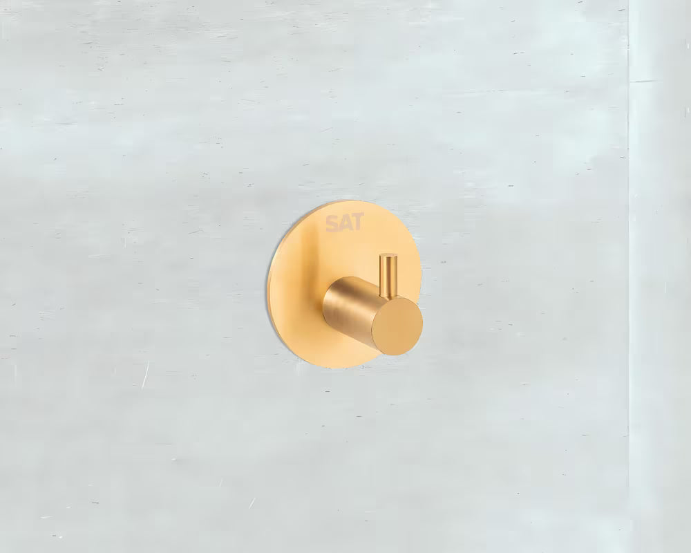 Kupaonski kavelj SAT od nehrđajućeg čelika u izvedbi brušeno zlato.