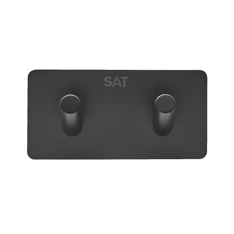 Samolepilno dvojni kavelj SAT v mat črni izvedbi iz nerjavečega jekla za kopalnico