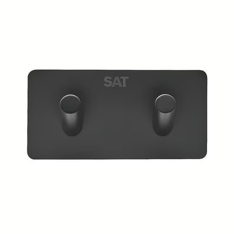 Samolepilno dvojni kavelj SAT v mat črni izvedbi iz nerjavečega jekla za kopalnico