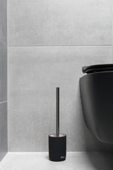 Samostoječi  WC ščetka SAT Infinitio v črni mat izvedbi iz gumirane keramike.