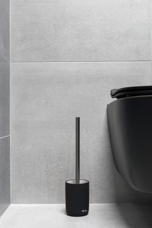 Samostoječi  WC ščetka SAT Infinitio v črni mat izvedbi iz gumirane keramike.