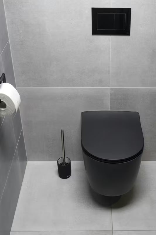 Samostoječi  WC ščetka SAT Infinitio v črni mat izvedbi iz gumirane keramike.