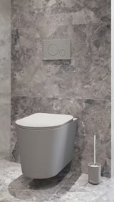 Samostoječi  WC ščetka SAT Infinitio v sivi mat izvedbi iz gumirane keramike.