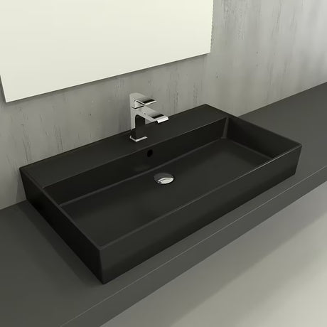 Keramični umivalnik SAT Infinitio 80,5x46,5 cm v črni mat barvi s prelivom in pravokotno obliko.