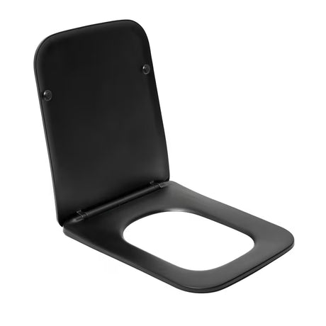 Črna WC deska SAT Infinitio v oglatem dizajnu s funkcijama mehko Zapiranje Soft Close in EasyLock.