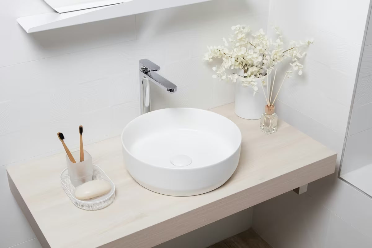 Mat bijeli tankostijeni keramički umivalnik na ploščo SAT Infinitio 39x39 cm