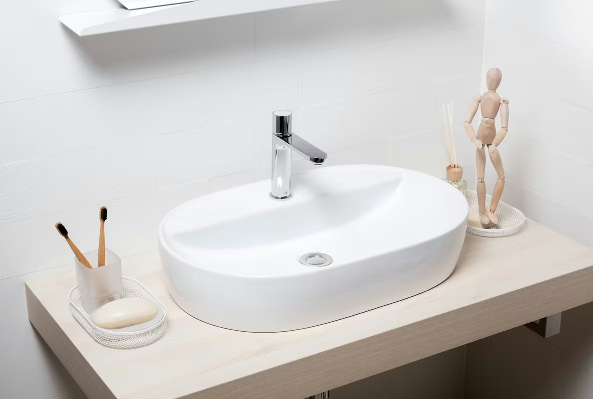 Bijeli keramički ovalni umivalnik na ploščo SAT Infinitio 60 x 40 cm brez preliva s otvorom za pro slavinu