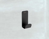 Crni stenski kavelj SAT Mood jednostavnog elegantnog dizajna za kupaonicu