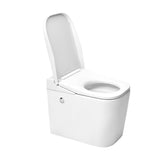 Stoječa WC Školjka SAT optimflush v beli barvi z integriranim splakovalnikom in stranskim pnevmatskim gumbom za splakovanje.