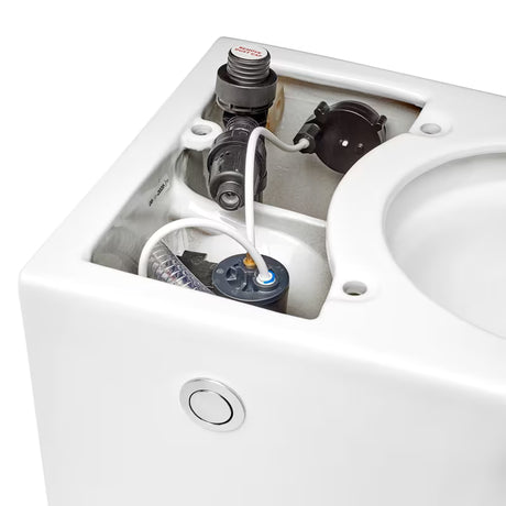 Stoječa WC Školjka SAT optimflush v beli barvi z integriranim splakovalnikom in stranskim pnevmatskim gumbom za splakovanje.
