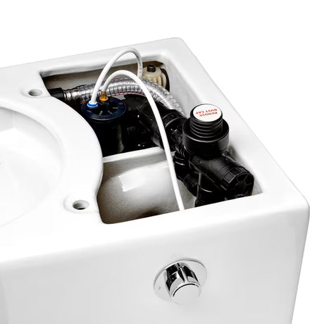 Stoječa WC Školjka SAT optimflush u bijeloj boji s integriranim vodokotlićem i bočnim pneumatskim gumbom za ispiranje.