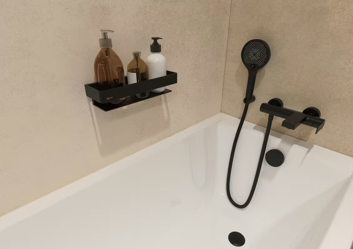 Masivna mesingana stenska polica SAT u mat crnoj izvedbi za tuši i kupaonicu.