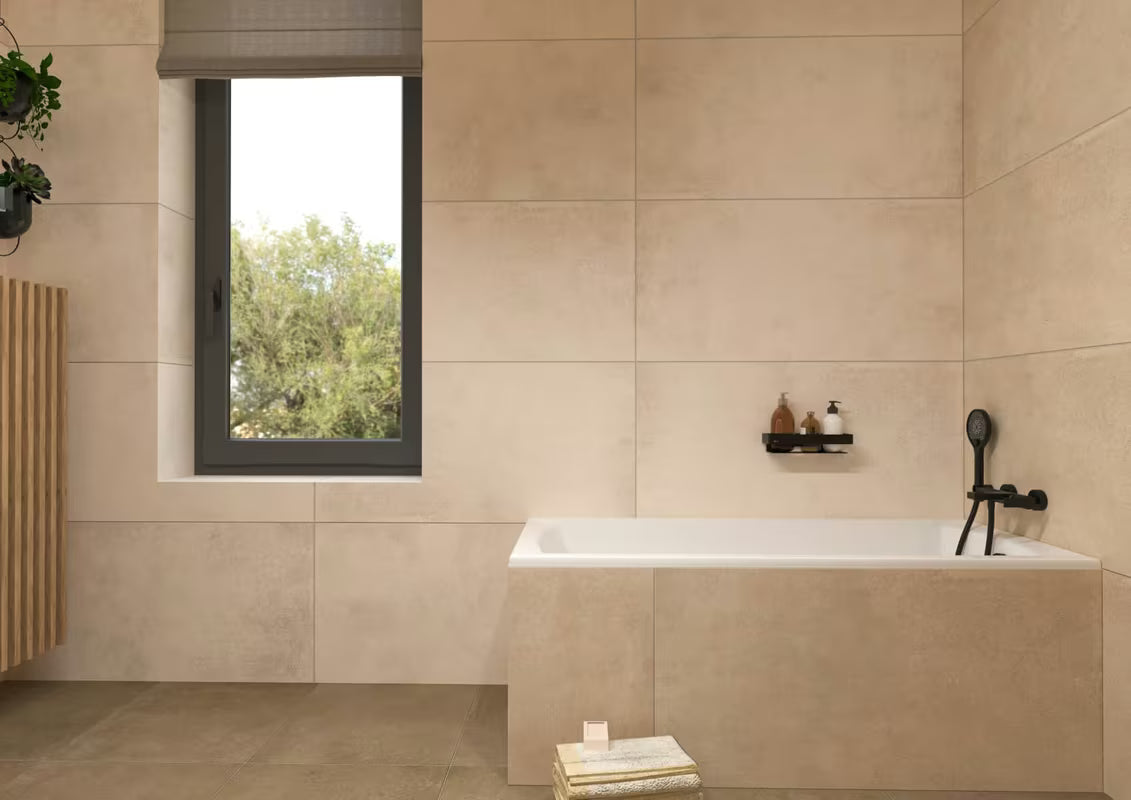 Masivna mesingana stenska polica SAT u mat crnoj izvedbi za tuši i kupaonicu.