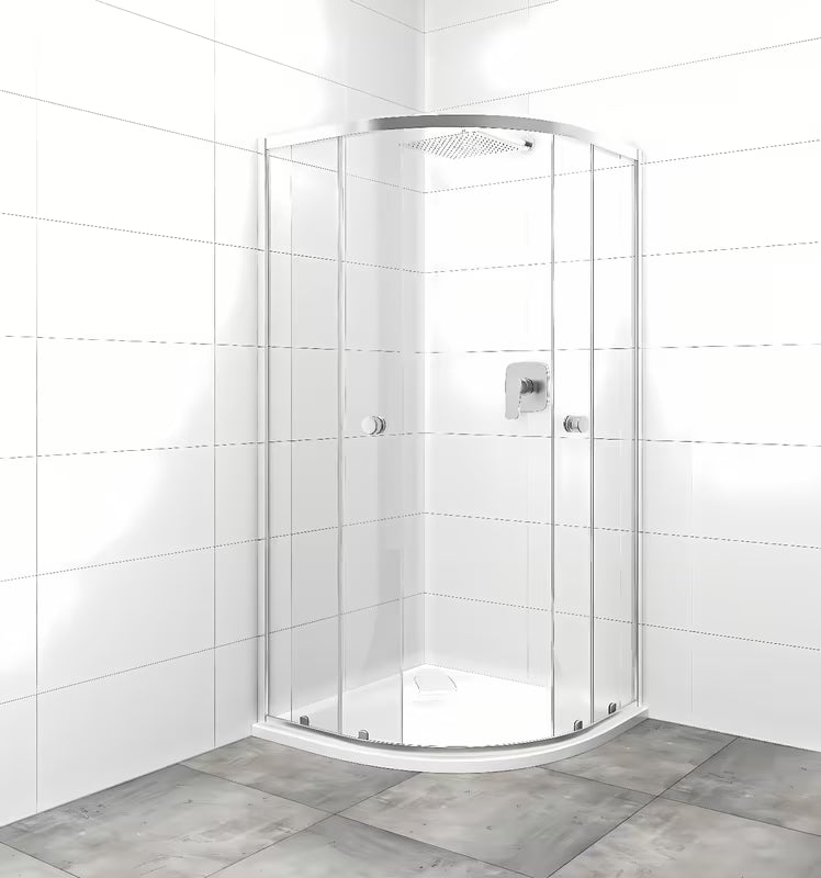 Polkrožna tuš kabina SAT Project 90x90 cm z drsnimi vrati in prozornim steklom v sijajnem kromu.