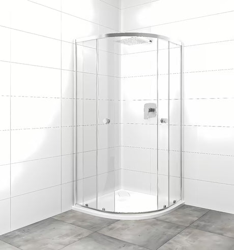 Polkrožna tuš kabina SAT Project 90x90 cm z drsnimi vrati in prozornim steklom v sijajnem kromu.
