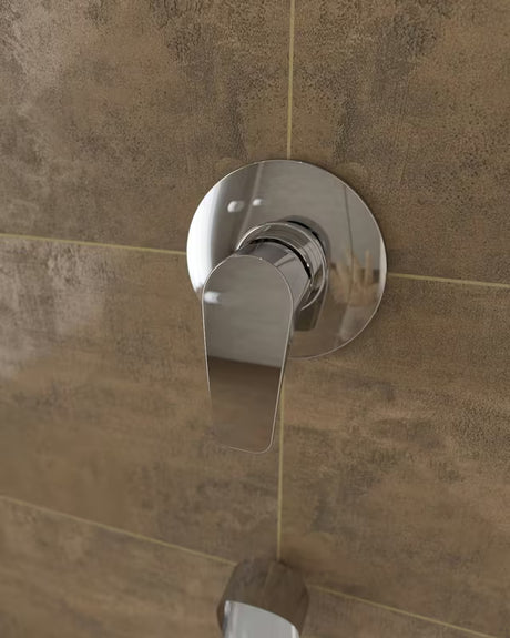 Podometna enoročna armatura za tuš SAT Project u sjajnoj krom izvedbi.