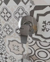 Podometna enoročna armatura za tuš SAT Project u sjajnoj krom izvedbi.