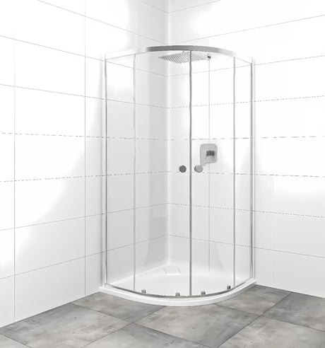 Polkrožna tuš kabina SAT Project 90x90 cm s kliznim vratima i prozirnim staklom u sjajnom kromu.