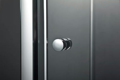 Polkrožna tuš kabina SAT Project 90x90 cm s kliznim vratima i prozirnim staklom u sjajnom kromu.