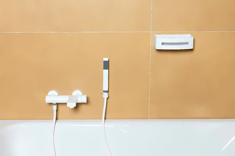 Bela tuš polica SAT iz nerjavnega jekla s plastičnim vložkom pro lažje vzdrževanje
