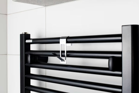 Kromiran kovinski kavelj SAT Chrome pro za obešanje na radiator z zaščitnim trakom 3M