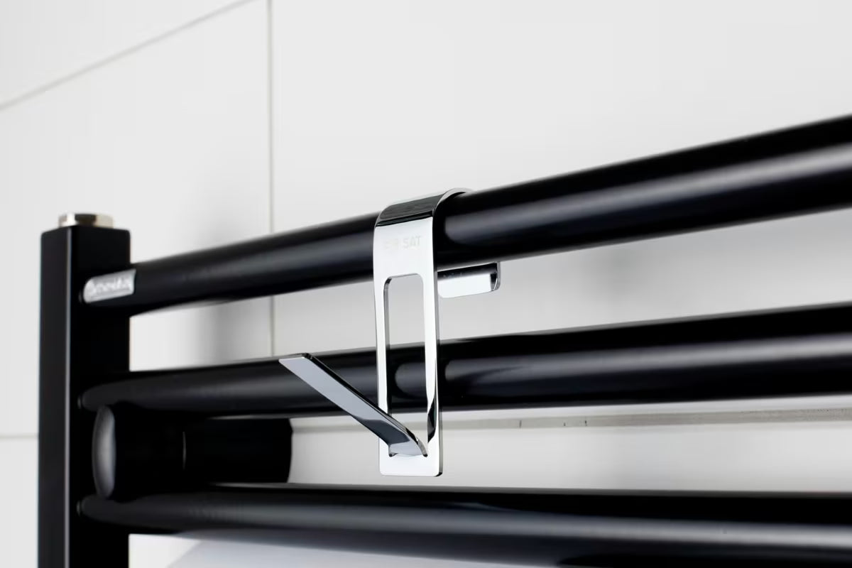 Kromiran kovinski kavelj SAT Chrome pro za obešanje na radiator z zaščitnim trakom 3M