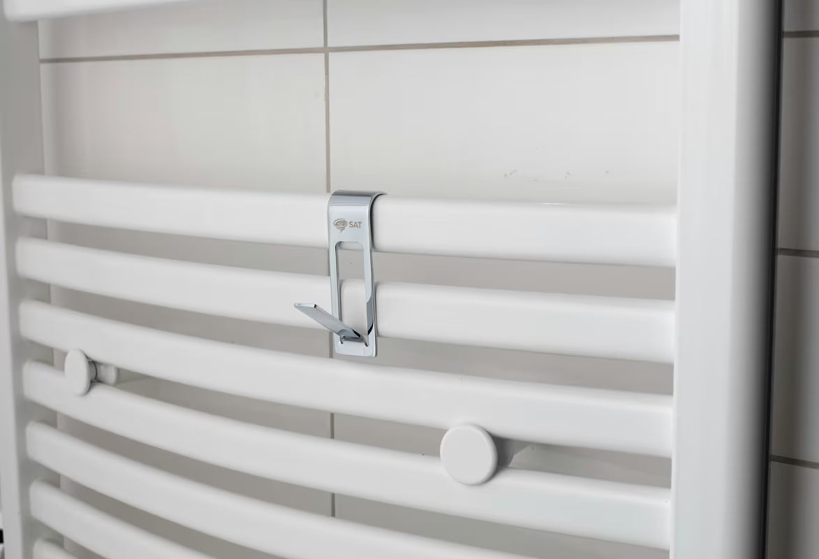 Kovinski kavelj SAT Chrome pro v krom izvedbi za obešanje na kopalniški radiator z zaščitnim 3M trakom.