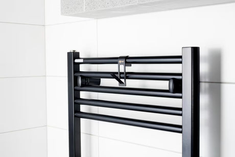 Črn kovinski kavelj SAT za radiator z obešanjem in zaščitnim trakom 3M