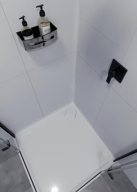 Nerjaveča tuš polica SAT Chrome v krom izvedbi z odstranljivim črnim plastičnim vložkom.