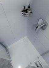 Kotna pršna polica SAT Chrome v krom izvedbi z belim plastičnim vložkom iz nerjavnega jekla