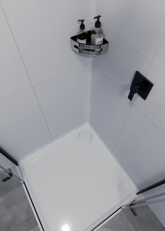 Kotna tuš polica SAT Chrome iz nerjavečega jekla v krom izvedbi s črnim plastičnim vložkom.