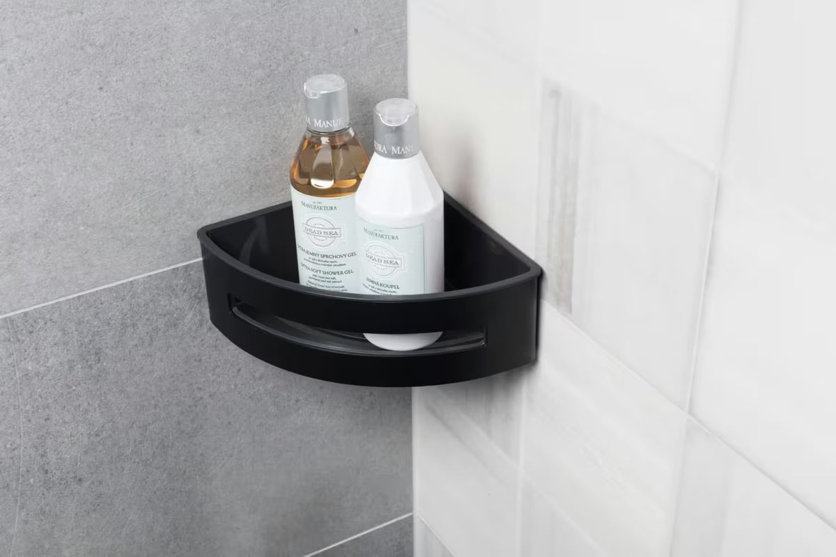 Kotna nerjaveči polica za tuši SAT v mat črni izvedbi z odstranljivim plastičnim vložkom.