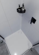 Kotna nerjaveči polica za tuši SAT v mat črni izvedbi z odstranljivim plastičnim vložkom.