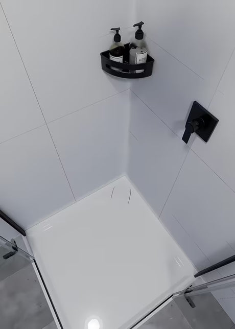 Kotna nerjaveči polica za tuši SAT v mat črni izvedbi z odstranljivim plastičnim vložkom.