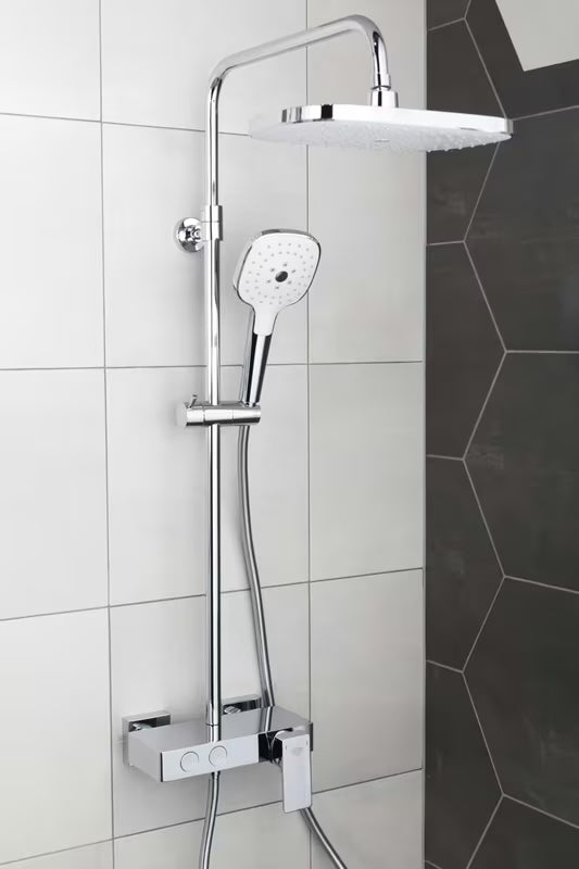 Tušni sistem SAT Chrome z enoročnim mešalnikom, polico, nadglavno in ročno prho v beli/krom izvedbi.