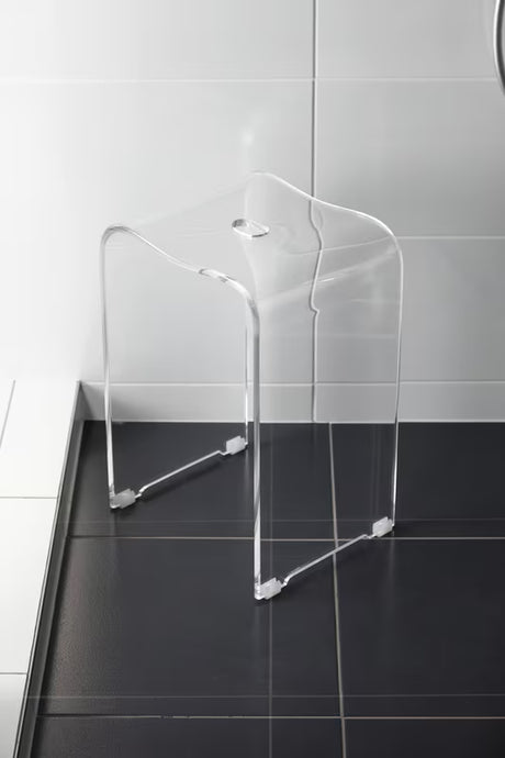 Transparentni sedež za tuš SAT iz prozorne akrilne plastike z odprtino v sedežu pro za enostavno uporabo.