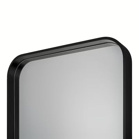 Pravokotno kopalniško ogledalo SAT 60x80 cm s črnim aluminijastim okvirjem, primerno za navpično ali vodoravno namestitev.