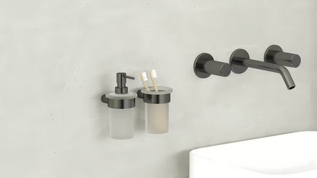Stenski dozirnik za milo SAT Simply R s PVD površino gun metal in matiranim steklom