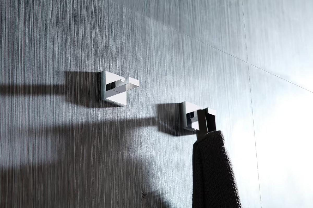 Kromirani stenski kavelj SAT Simply S četvrtastog dizajna za kupaonicu.