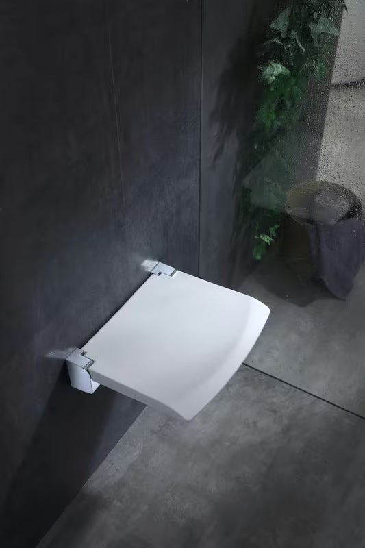 Bijelo sklopivo sedež za tuš SAT pro za udobnije i sigurnije tuširanje