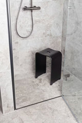 Crni sedež za tuš SAT od akrila s otvorom u sjedalu pro lakšeg rukovanja