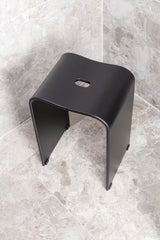 Crni sedež za tuš SAT od akrila s otvorom u sjedalu pro lakšeg rukovanja