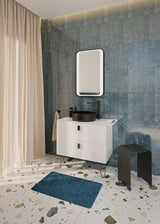 Crni sedež za tuš SAT od akrila s otvorom u sjedalu pro lakšeg rukovanja