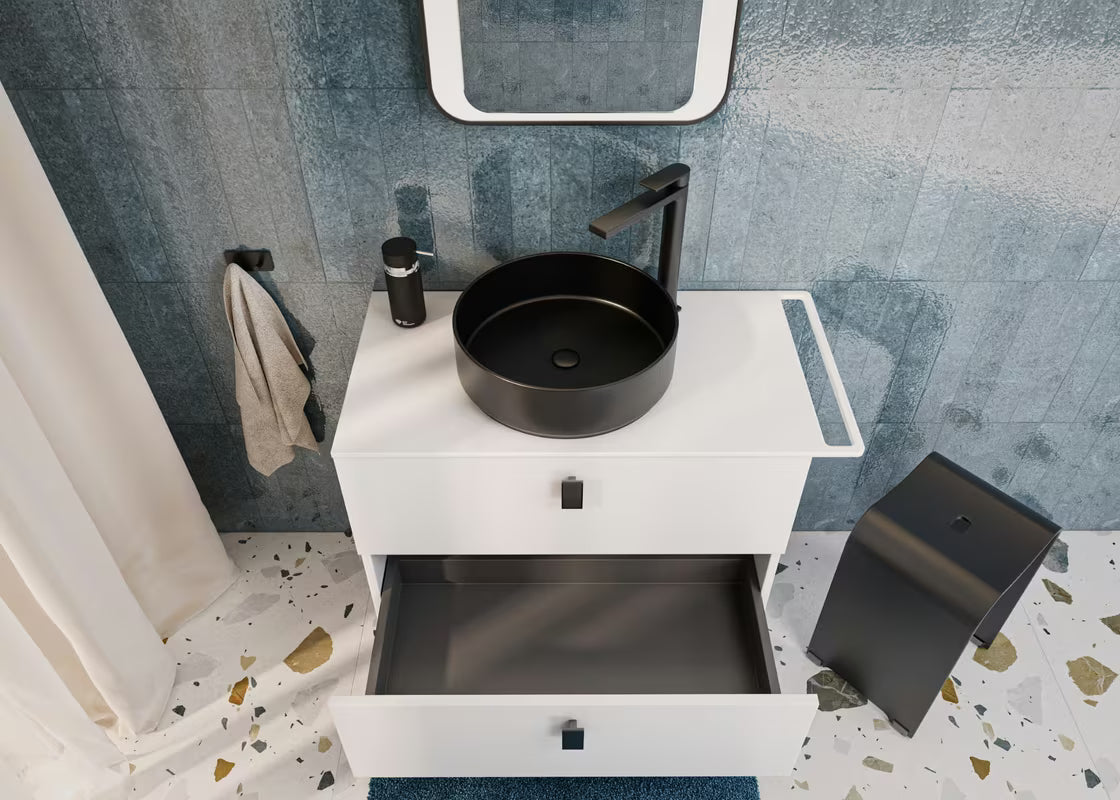 Crni sedež za tuš SAT od akrila s otvorom u sjedalu pro lakšeg rukovanja